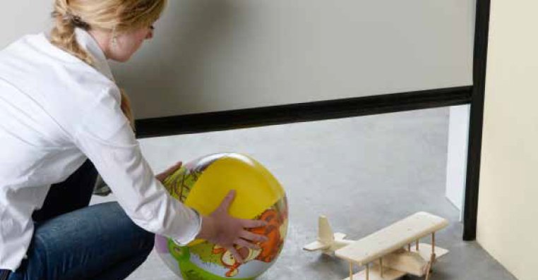 ביטוחות בדלת למסוך לילדים